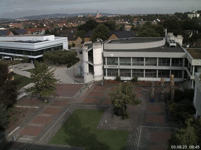 Foto der Webcam: Verwaltungsgebäude, Innenhof mit Audimax, Hörsaal-Gebäude 1