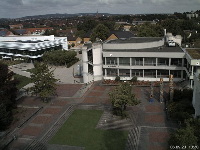 Foto der Webcam: Verwaltungsgebäude, Innenhof mit Audimax, Hörsaal-Gebäude 1