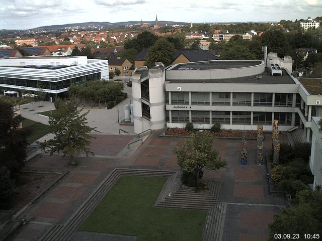 Foto der Webcam: Verwaltungsgebäude, Innenhof mit Audimax, Hörsaal-Gebäude 1