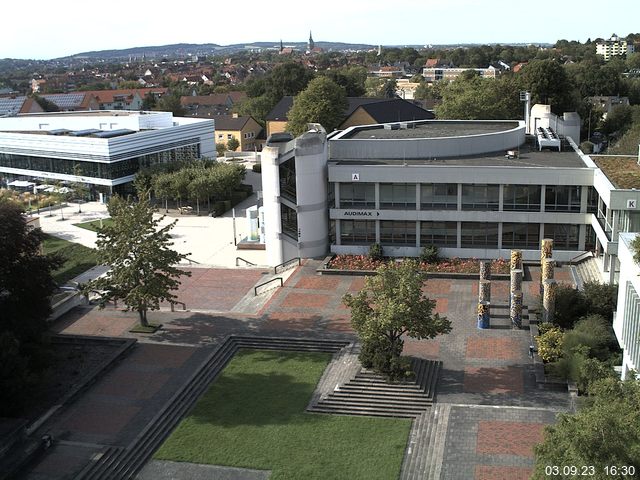 Foto der Webcam: Verwaltungsgebäude, Innenhof mit Audimax, Hörsaal-Gebäude 1