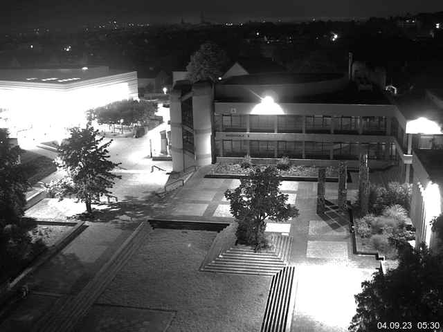 Foto der Webcam: Verwaltungsgebäude, Innenhof mit Audimax, Hörsaal-Gebäude 1