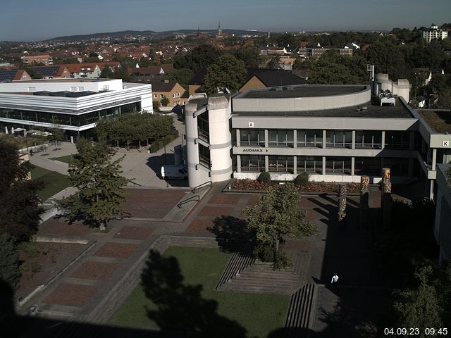 Foto der Webcam: Verwaltungsgebäude, Innenhof mit Audimax, Hörsaal-Gebäude 1