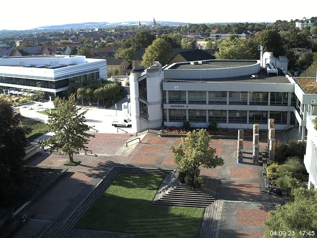 Foto der Webcam: Verwaltungsgebäude, Innenhof mit Audimax, Hörsaal-Gebäude 1