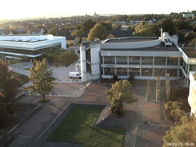 Foto der Webcam: Verwaltungsgebäude, Innenhof mit Audimax, Hörsaal-Gebäude 1