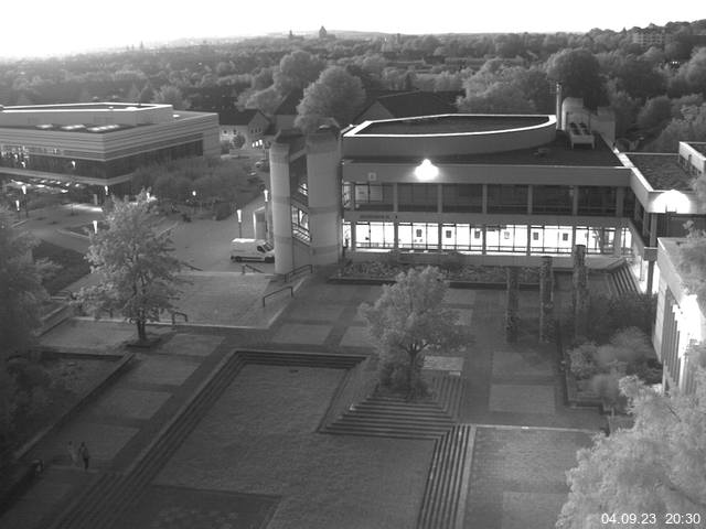 Foto der Webcam: Verwaltungsgebäude, Innenhof mit Audimax, Hörsaal-Gebäude 1