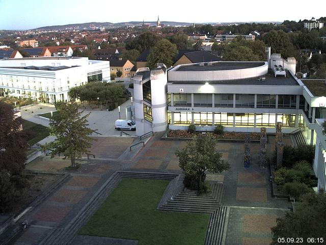 Foto der Webcam: Verwaltungsgebäude, Innenhof mit Audimax, Hörsaal-Gebäude 1