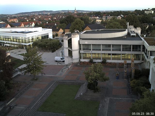 Foto der Webcam: Verwaltungsgebäude, Innenhof mit Audimax, Hörsaal-Gebäude 1