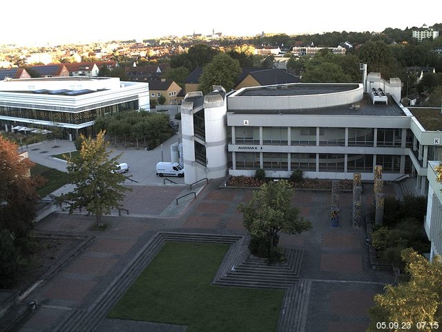 Foto der Webcam: Verwaltungsgebäude, Innenhof mit Audimax, Hörsaal-Gebäude 1