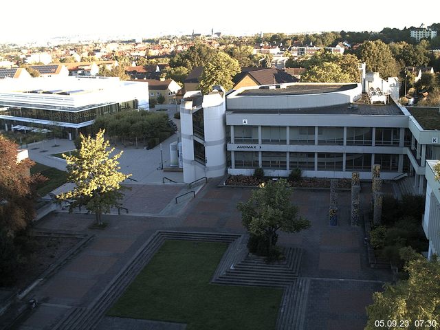 Foto der Webcam: Verwaltungsgebäude, Innenhof mit Audimax, Hörsaal-Gebäude 1