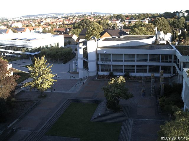 Foto der Webcam: Verwaltungsgebäude, Innenhof mit Audimax, Hörsaal-Gebäude 1