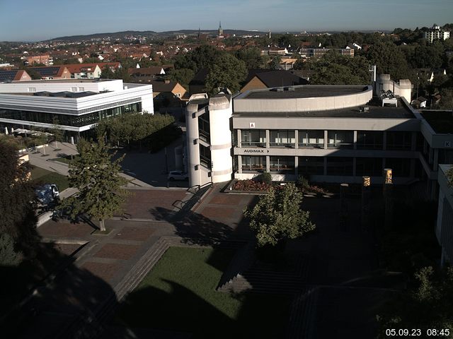 Foto der Webcam: Verwaltungsgebäude, Innenhof mit Audimax, Hörsaal-Gebäude 1