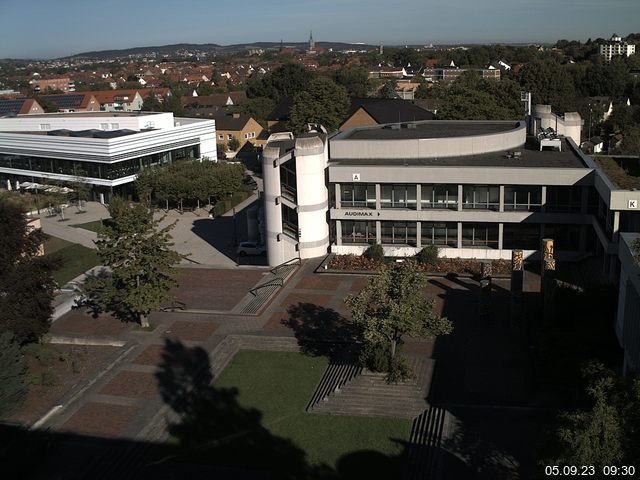 Foto der Webcam: Verwaltungsgebäude, Innenhof mit Audimax, Hörsaal-Gebäude 1