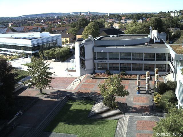 Foto der Webcam: Verwaltungsgebäude, Innenhof mit Audimax, Hörsaal-Gebäude 1