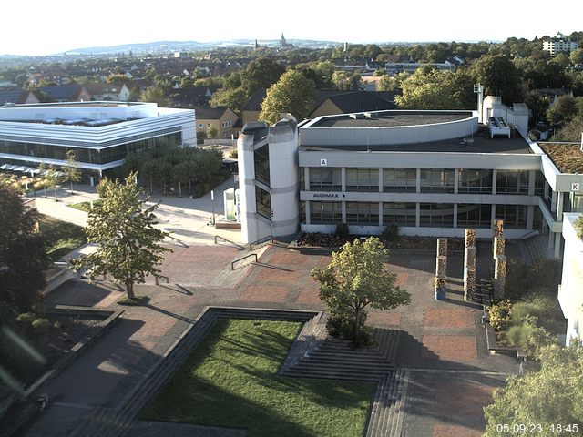 Foto der Webcam: Verwaltungsgebäude, Innenhof mit Audimax, Hörsaal-Gebäude 1