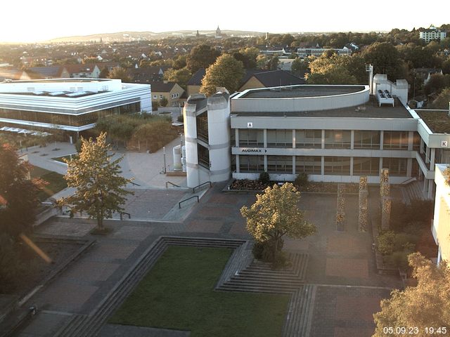 Foto der Webcam: Verwaltungsgebäude, Innenhof mit Audimax, Hörsaal-Gebäude 1