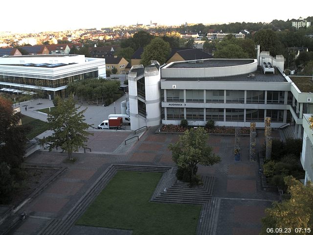 Foto der Webcam: Verwaltungsgebäude, Innenhof mit Audimax, Hörsaal-Gebäude 1