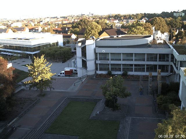 Foto der Webcam: Verwaltungsgebäude, Innenhof mit Audimax, Hörsaal-Gebäude 1