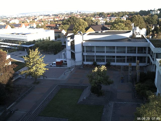 Foto der Webcam: Verwaltungsgebäude, Innenhof mit Audimax, Hörsaal-Gebäude 1