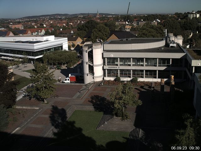 Foto der Webcam: Verwaltungsgebäude, Innenhof mit Audimax, Hörsaal-Gebäude 1