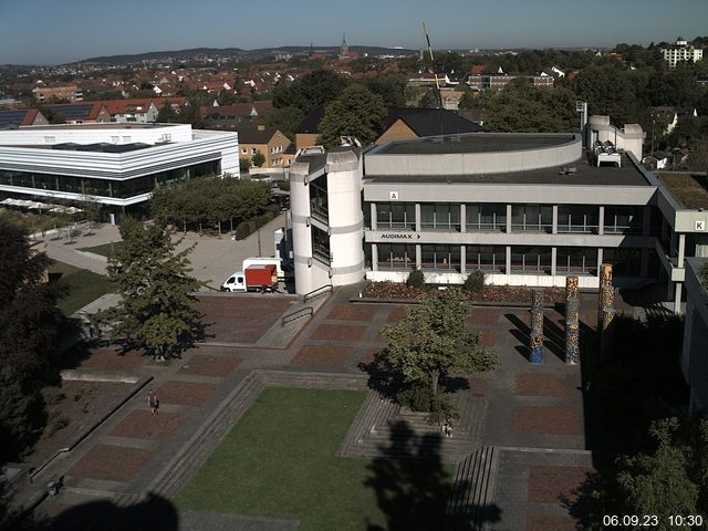 Foto der Webcam: Verwaltungsgebäude, Innenhof mit Audimax, Hörsaal-Gebäude 1