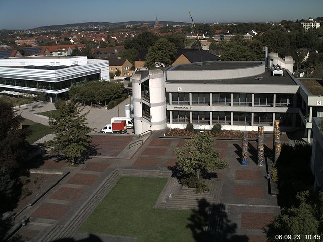 Foto der Webcam: Verwaltungsgebäude, Innenhof mit Audimax, Hörsaal-Gebäude 1