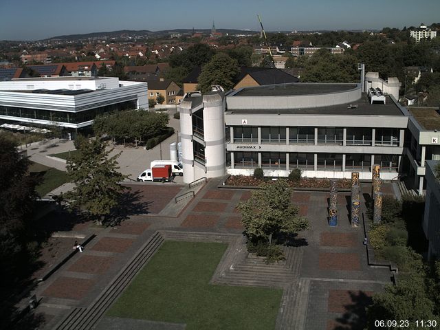 Foto der Webcam: Verwaltungsgebäude, Innenhof mit Audimax, Hörsaal-Gebäude 1