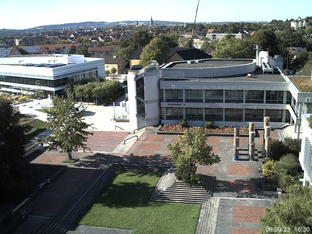 Foto der Webcam: Verwaltungsgebäude, Innenhof mit Audimax, Hörsaal-Gebäude 1