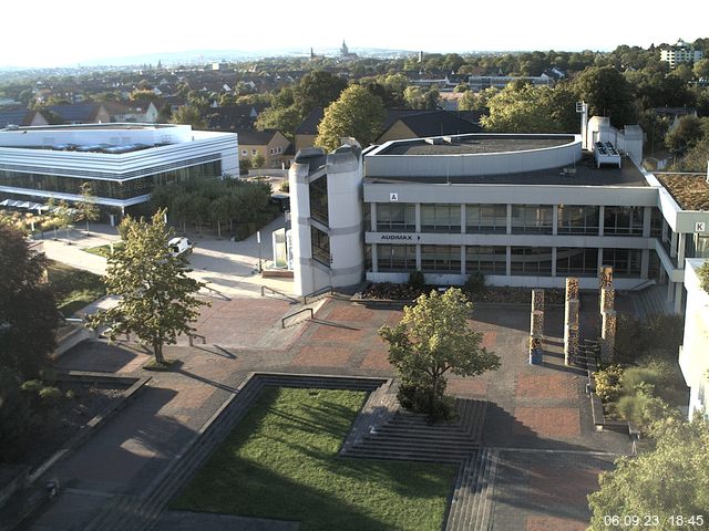 Foto der Webcam: Verwaltungsgebäude, Innenhof mit Audimax, Hörsaal-Gebäude 1