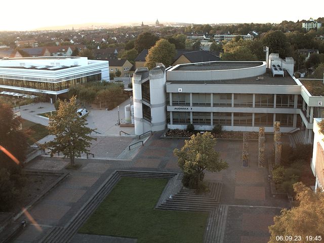 Foto der Webcam: Verwaltungsgebäude, Innenhof mit Audimax, Hörsaal-Gebäude 1