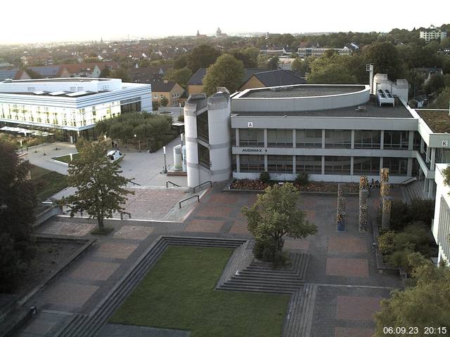 Foto der Webcam: Verwaltungsgebäude, Innenhof mit Audimax, Hörsaal-Gebäude 1