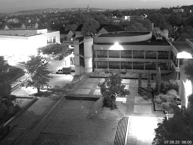 Foto der Webcam: Verwaltungsgebäude, Innenhof mit Audimax, Hörsaal-Gebäude 1