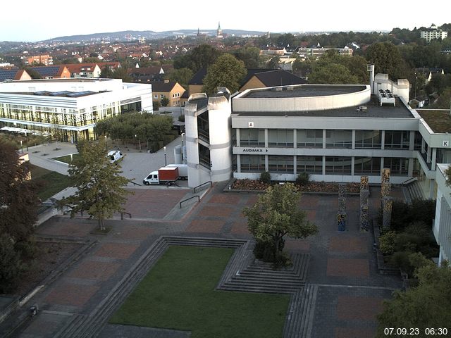 Foto der Webcam: Verwaltungsgebäude, Innenhof mit Audimax, Hörsaal-Gebäude 1