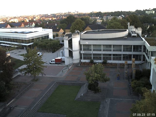 Foto der Webcam: Verwaltungsgebäude, Innenhof mit Audimax, Hörsaal-Gebäude 1