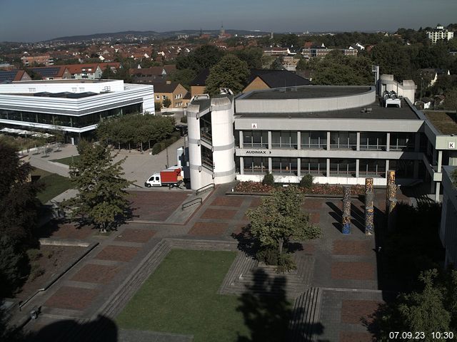 Foto der Webcam: Verwaltungsgebäude, Innenhof mit Audimax, Hörsaal-Gebäude 1