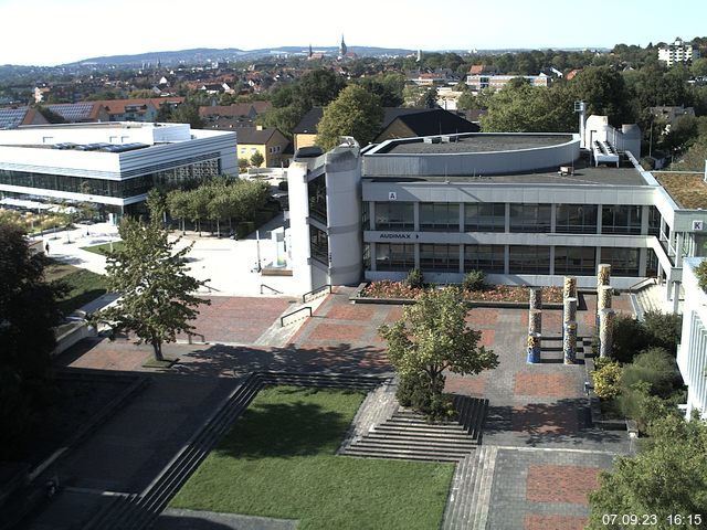 Foto der Webcam: Verwaltungsgebäude, Innenhof mit Audimax, Hörsaal-Gebäude 1