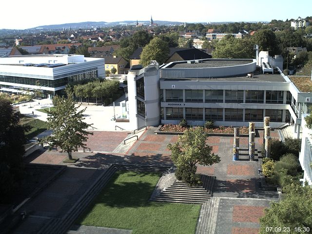 Foto der Webcam: Verwaltungsgebäude, Innenhof mit Audimax, Hörsaal-Gebäude 1