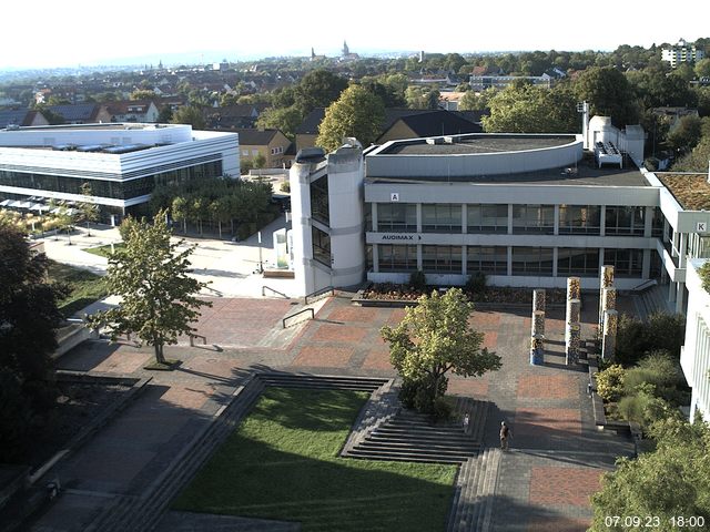 Foto der Webcam: Verwaltungsgebäude, Innenhof mit Audimax, Hörsaal-Gebäude 1