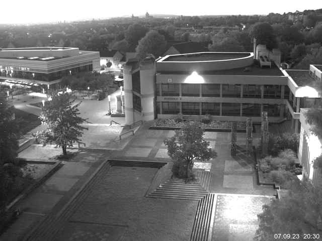 Foto der Webcam: Verwaltungsgebäude, Innenhof mit Audimax, Hörsaal-Gebäude 1