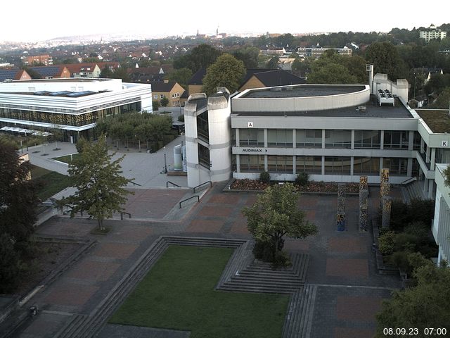 Foto der Webcam: Verwaltungsgebäude, Innenhof mit Audimax, Hörsaal-Gebäude 1