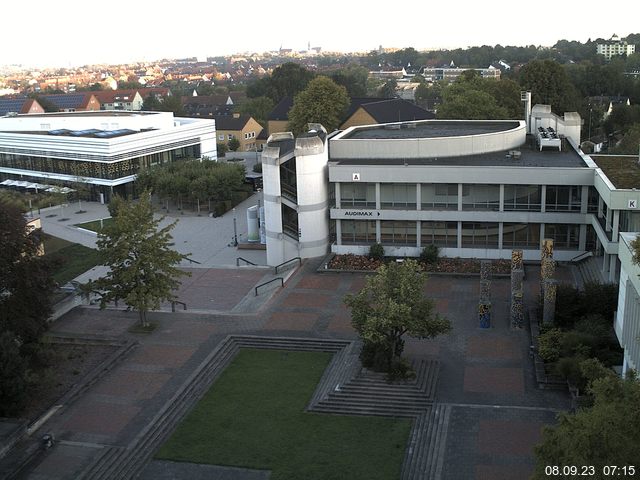 Foto der Webcam: Verwaltungsgebäude, Innenhof mit Audimax, Hörsaal-Gebäude 1