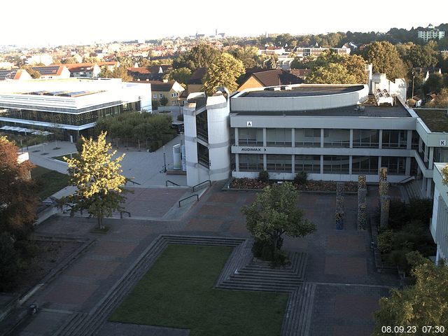 Foto der Webcam: Verwaltungsgebäude, Innenhof mit Audimax, Hörsaal-Gebäude 1