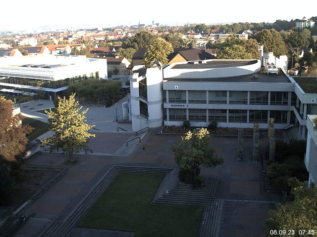 Foto der Webcam: Verwaltungsgebäude, Innenhof mit Audimax, Hörsaal-Gebäude 1