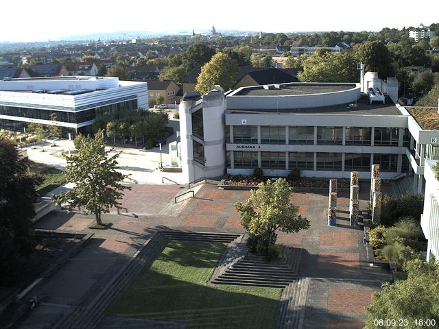 Foto der Webcam: Verwaltungsgebäude, Innenhof mit Audimax, Hörsaal-Gebäude 1