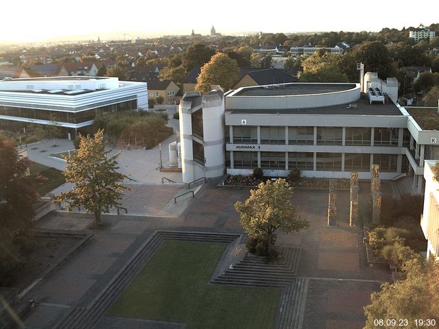 Foto der Webcam: Verwaltungsgebäude, Innenhof mit Audimax, Hörsaal-Gebäude 1