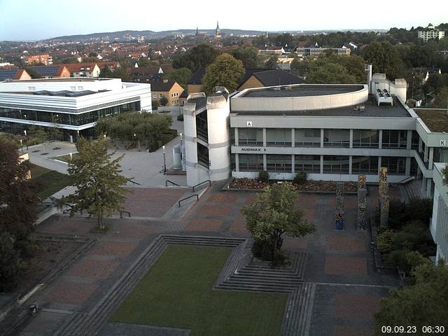 Foto der Webcam: Verwaltungsgebäude, Innenhof mit Audimax, Hörsaal-Gebäude 1