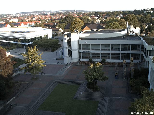 Foto der Webcam: Verwaltungsgebäude, Innenhof mit Audimax, Hörsaal-Gebäude 1