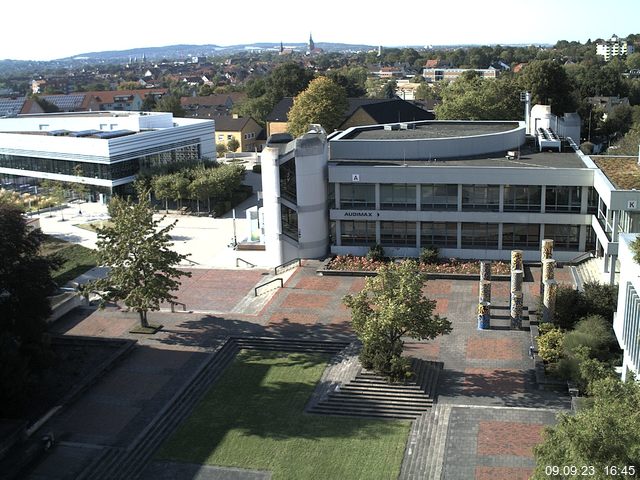 Foto der Webcam: Verwaltungsgebäude, Innenhof mit Audimax, Hörsaal-Gebäude 1