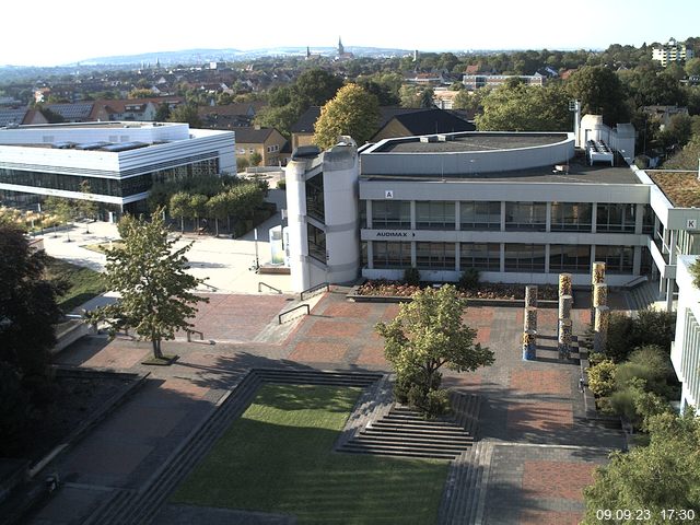 Foto der Webcam: Verwaltungsgebäude, Innenhof mit Audimax, Hörsaal-Gebäude 1