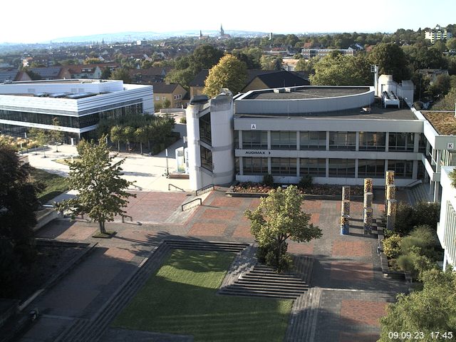 Foto der Webcam: Verwaltungsgebäude, Innenhof mit Audimax, Hörsaal-Gebäude 1