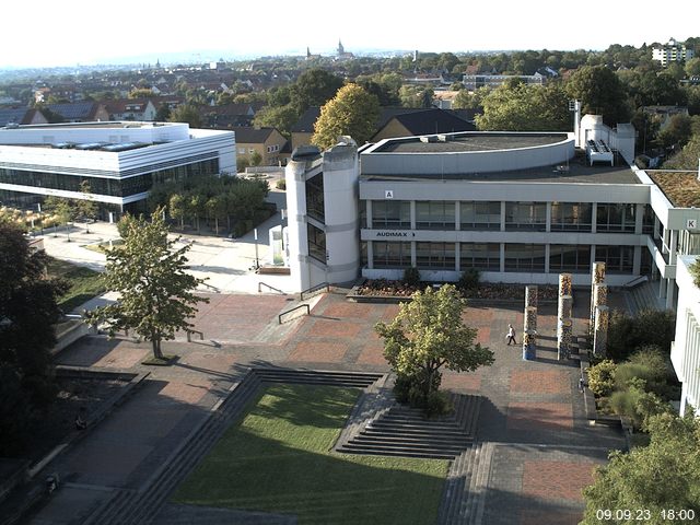 Foto der Webcam: Verwaltungsgebäude, Innenhof mit Audimax, Hörsaal-Gebäude 1